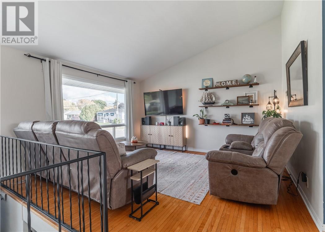485 Alexander Street — photo 2