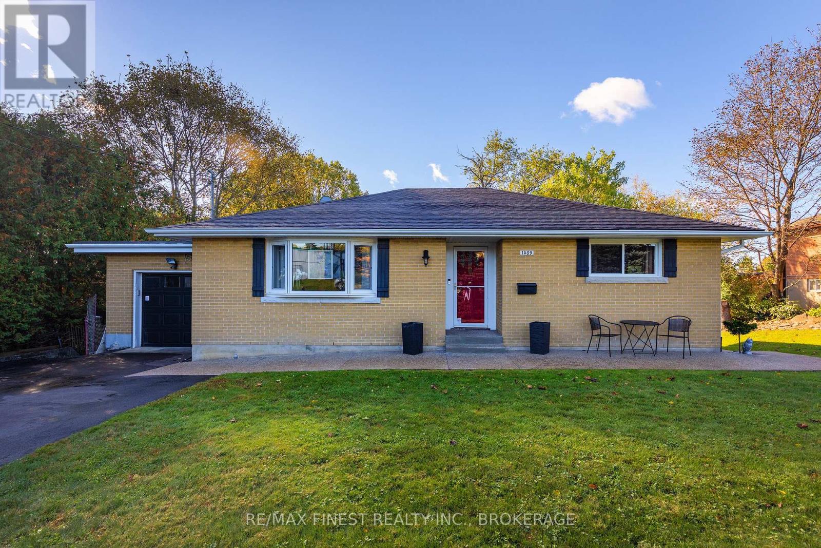 1409 Sproule Street — photo 3