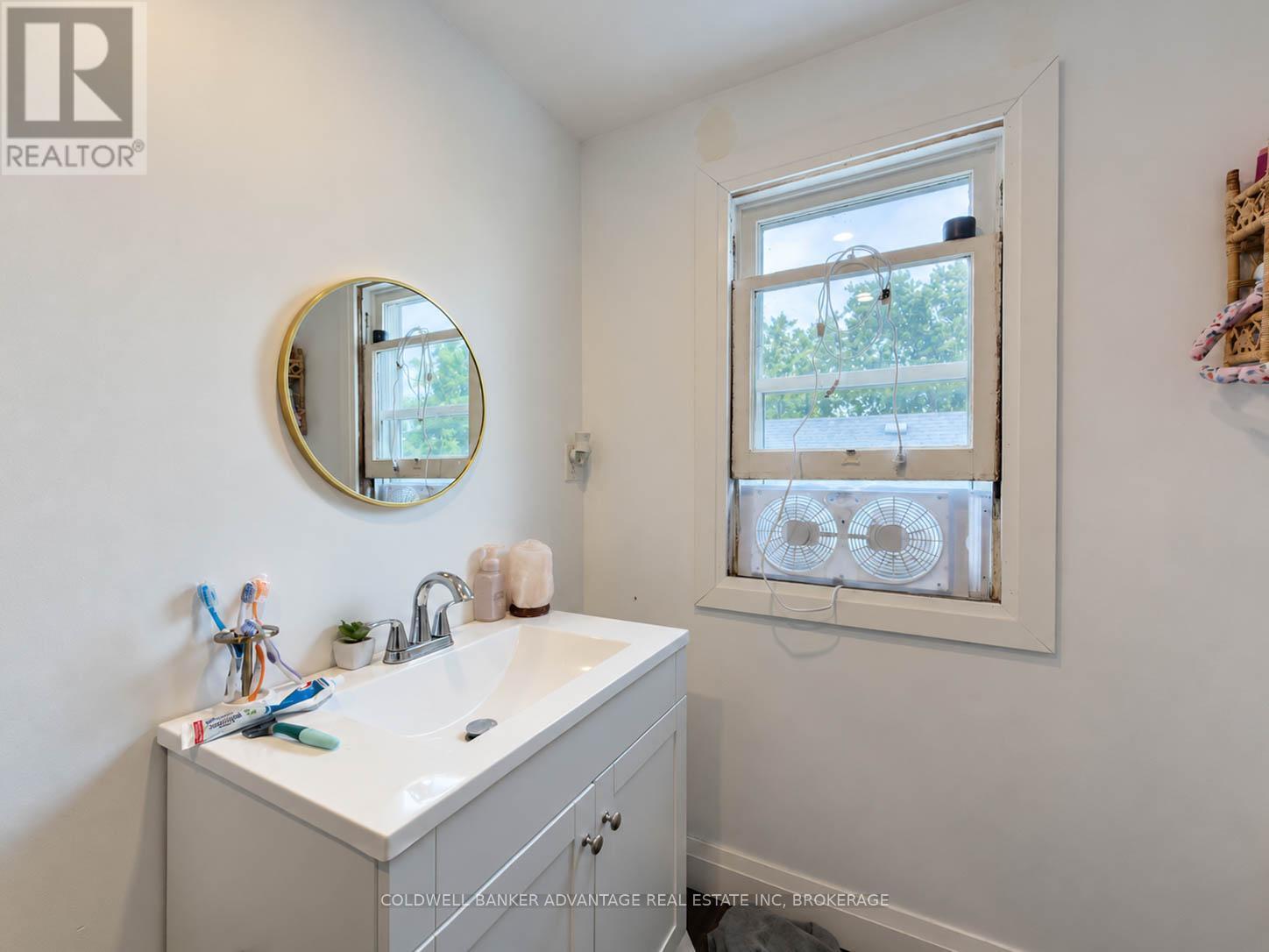 125 Omer Avenue — photo 29