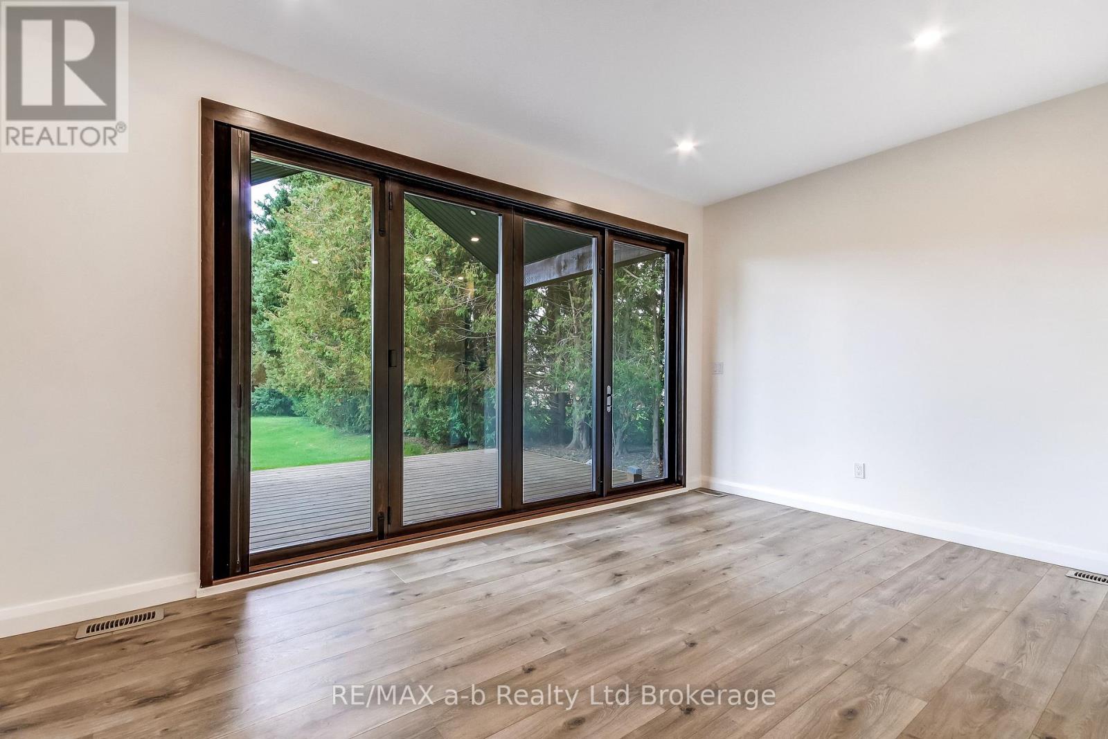 16 Cornwell Crescent — photo 13