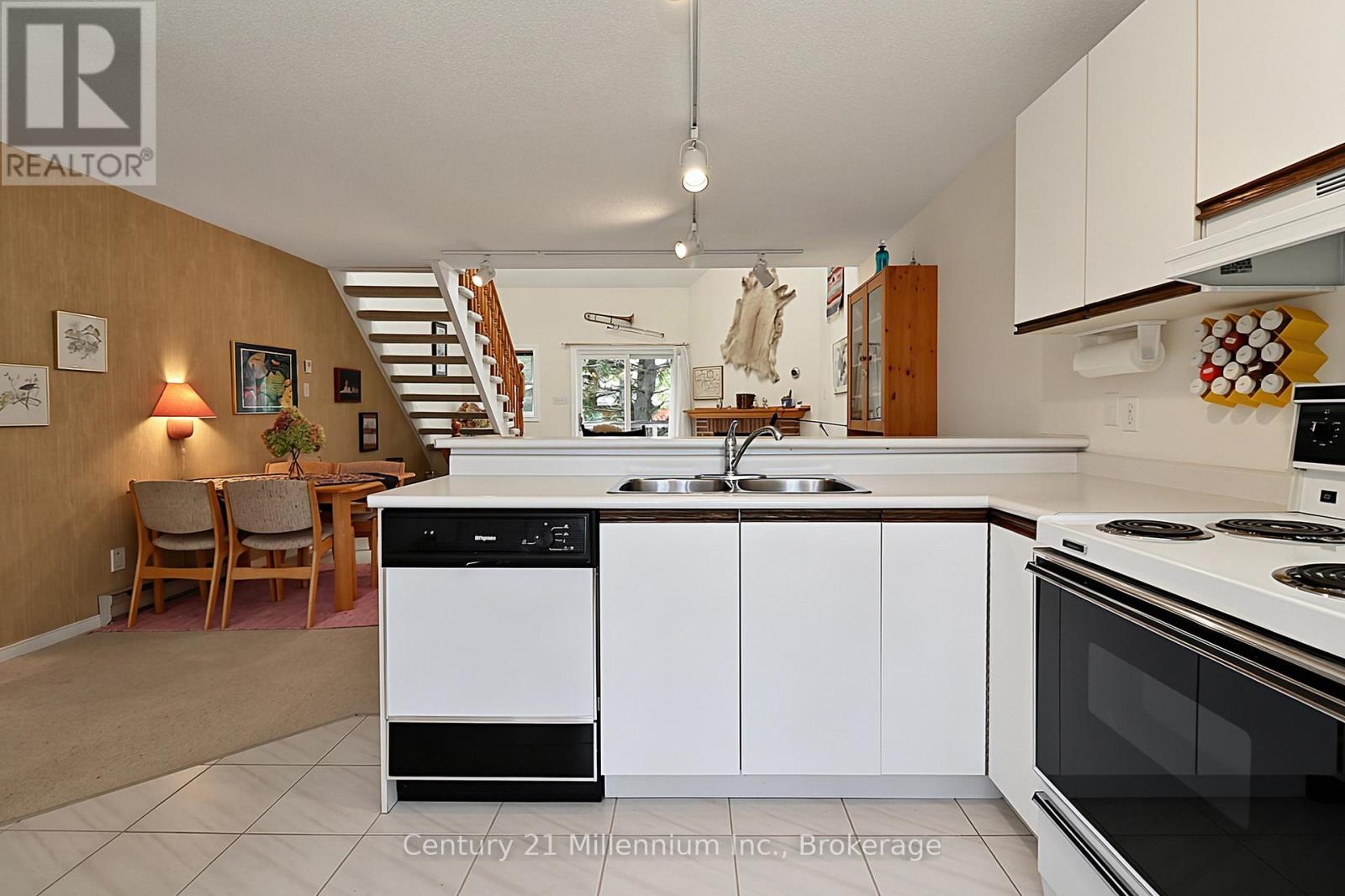 #147 150 VICTORIA STREET S - 10