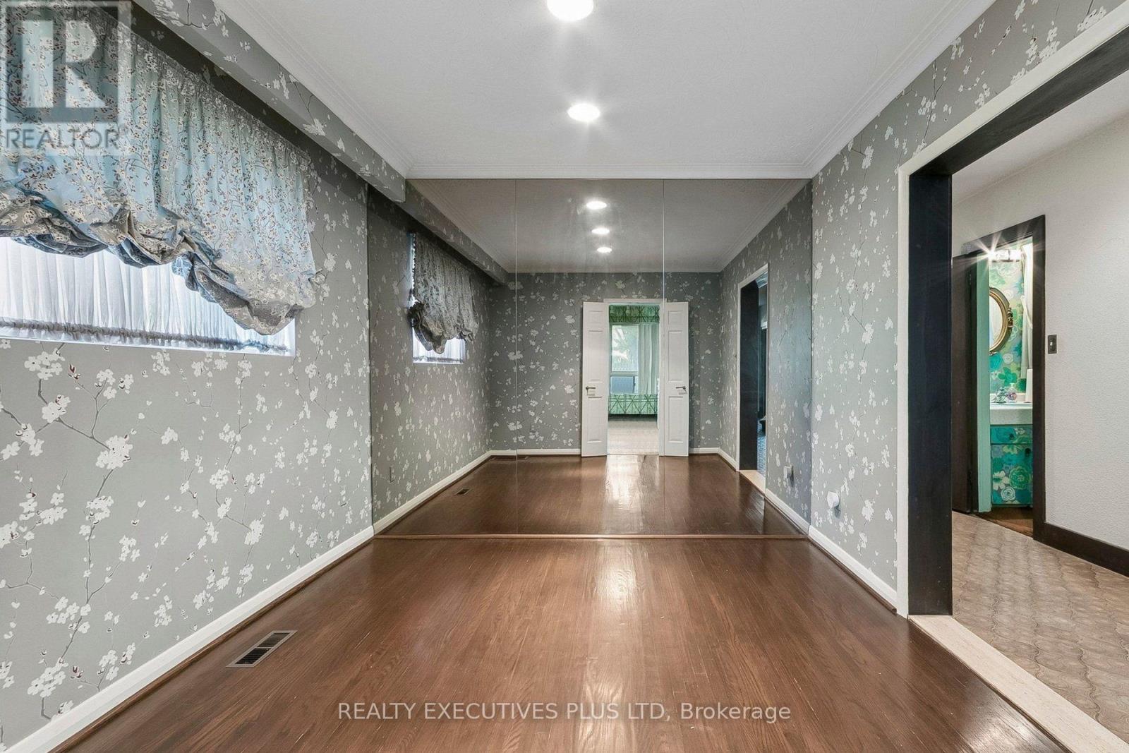 12 Mandel Crescent, Toronto, ON photo 9