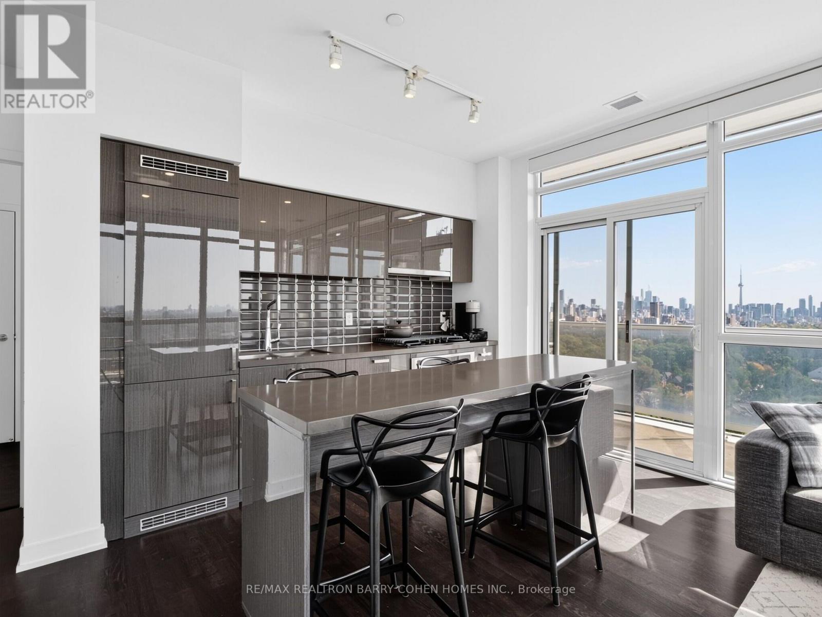 501 St Clair Avenue West — photo 4
