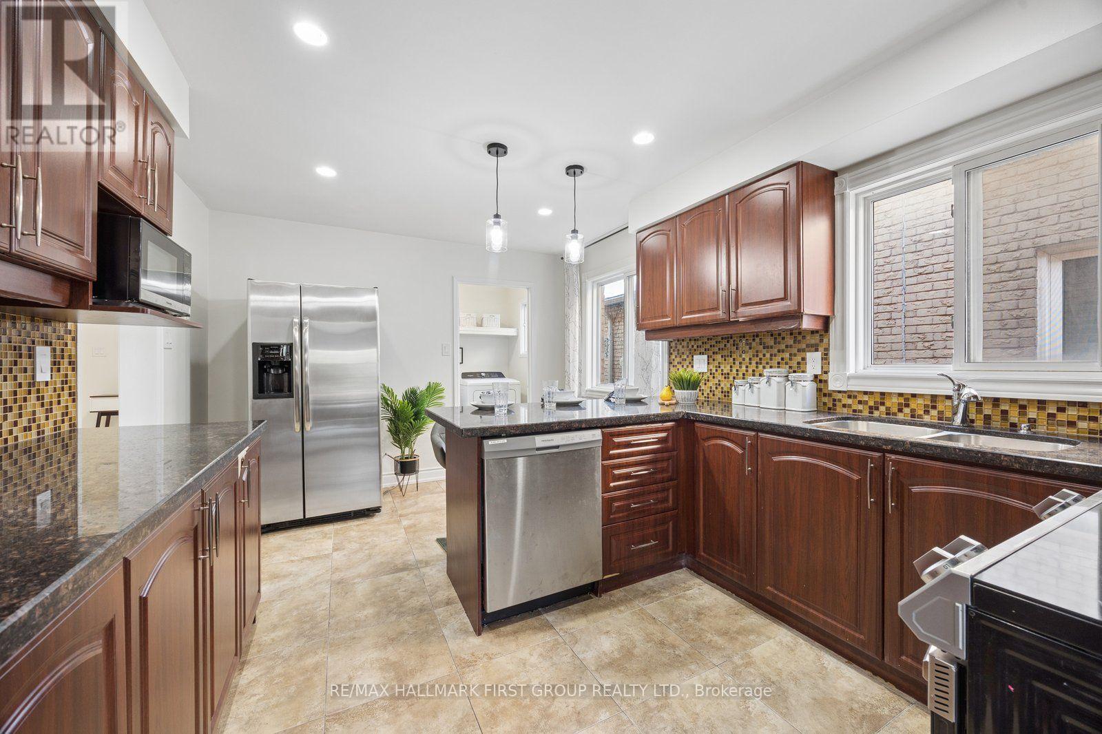 1870 Larksmere Court, Pickering, ON photo 6