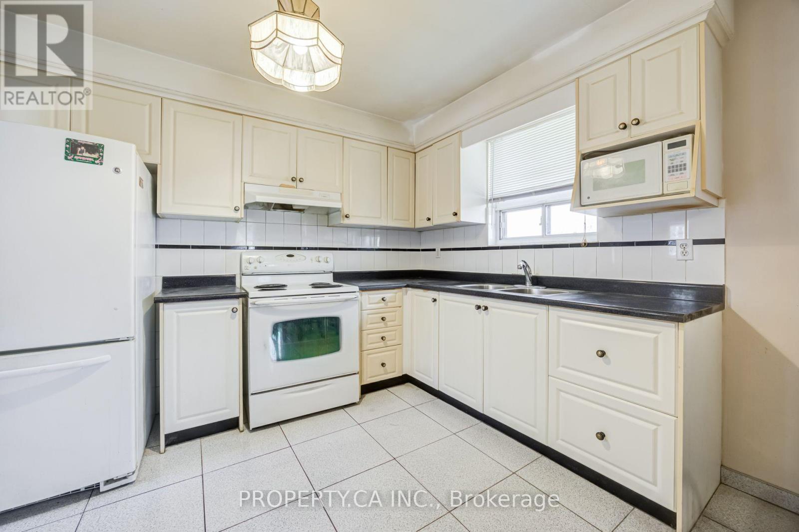 28 Blue Springs Road, Toronto, ON photo 11