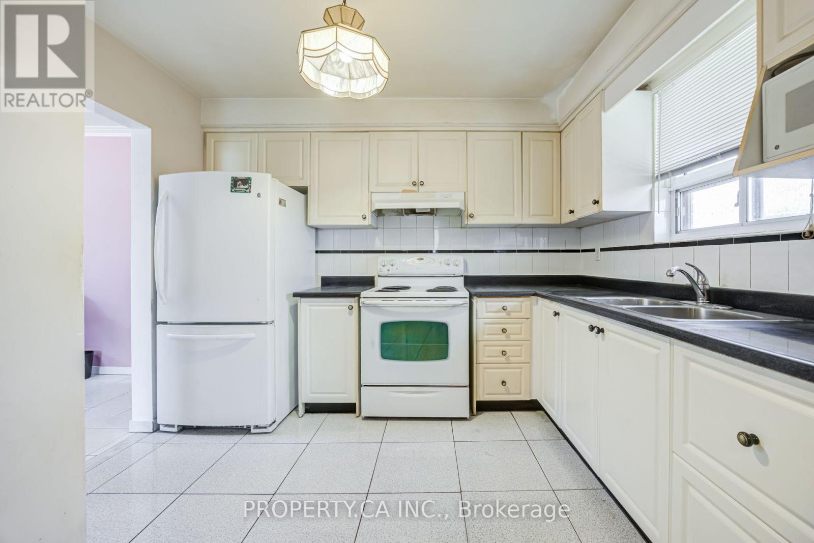 28 Blue Springs Road, Toronto, ON photo 12