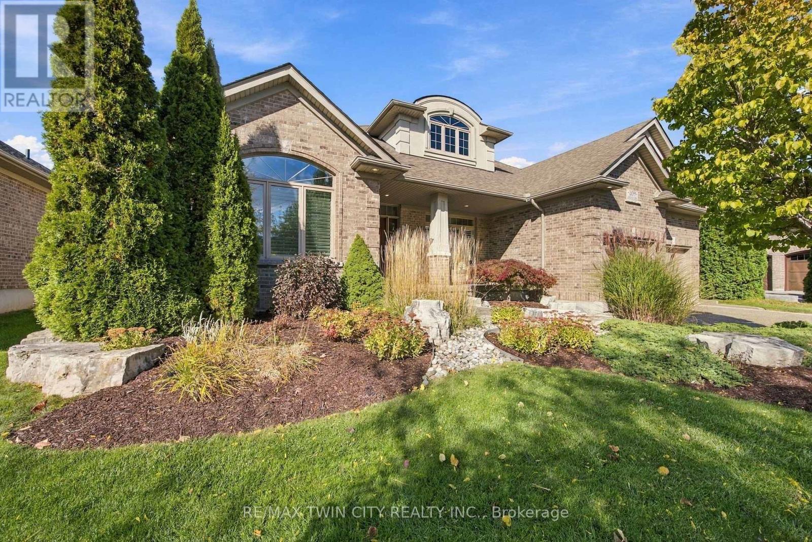 209 LONGVIEW CRESCENT — photo 3