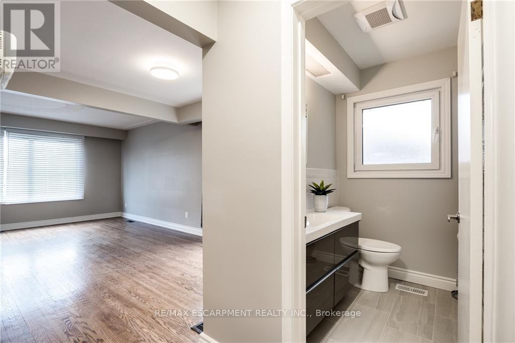 116 Mohawk Road West — photo 15