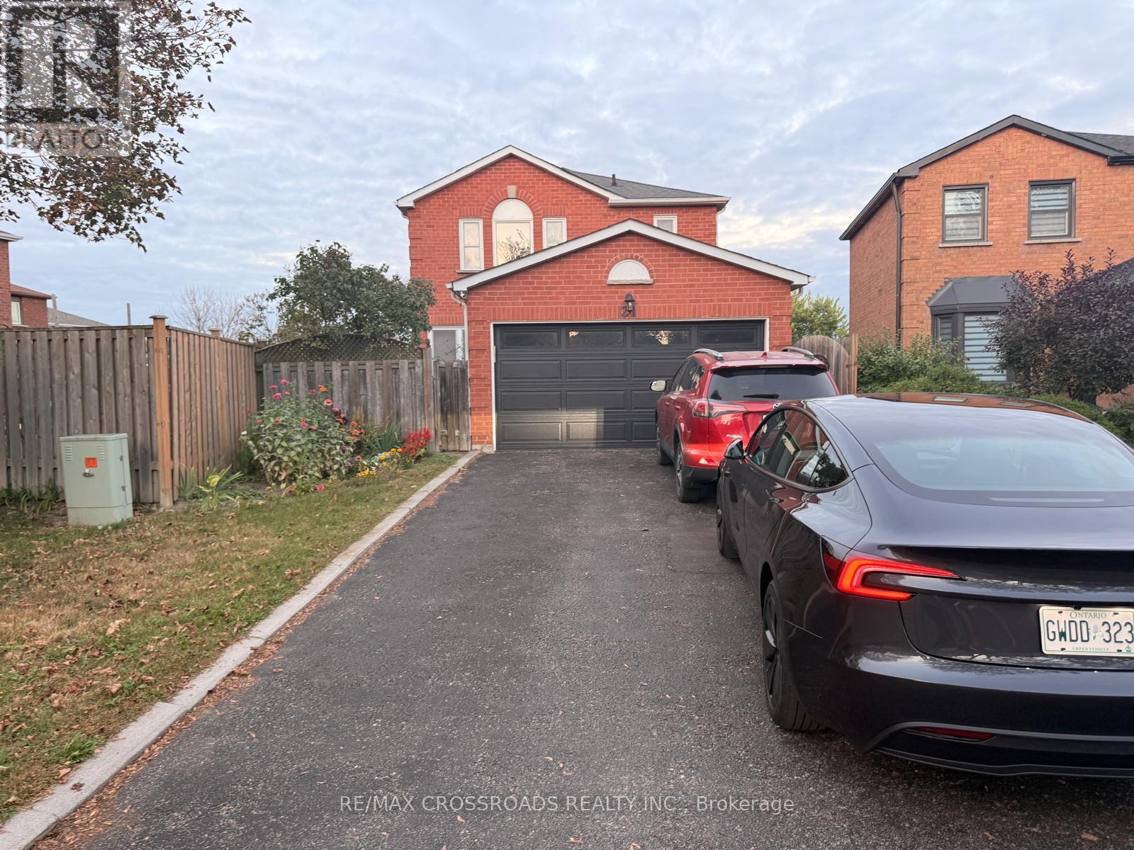 21 Fernbank Place, Whitby, ON photo 1