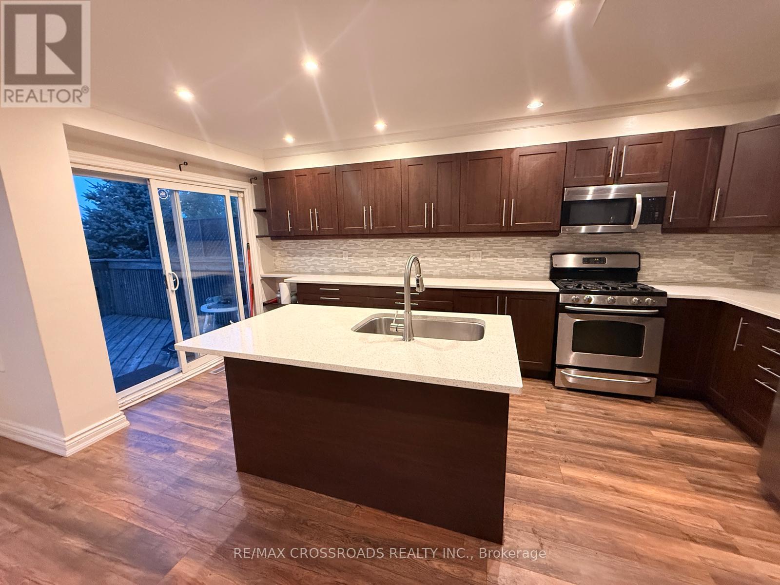 21 Fernbank Place, Whitby, ON photo 18