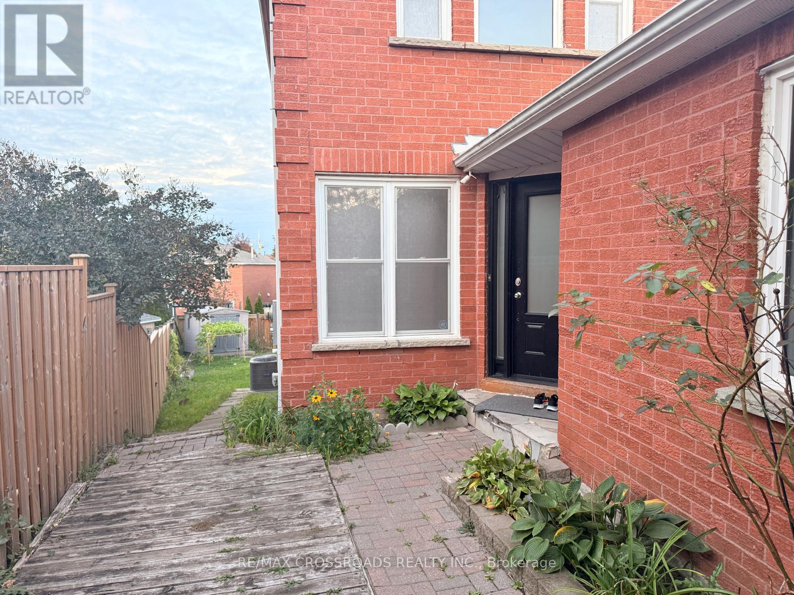 21 Fernbank Place, Whitby, ON photo 2