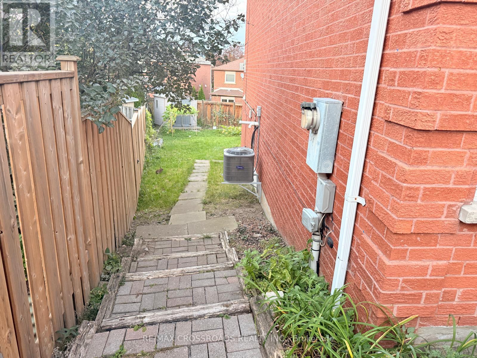 21 Fernbank Place, Whitby, ON photo 3
