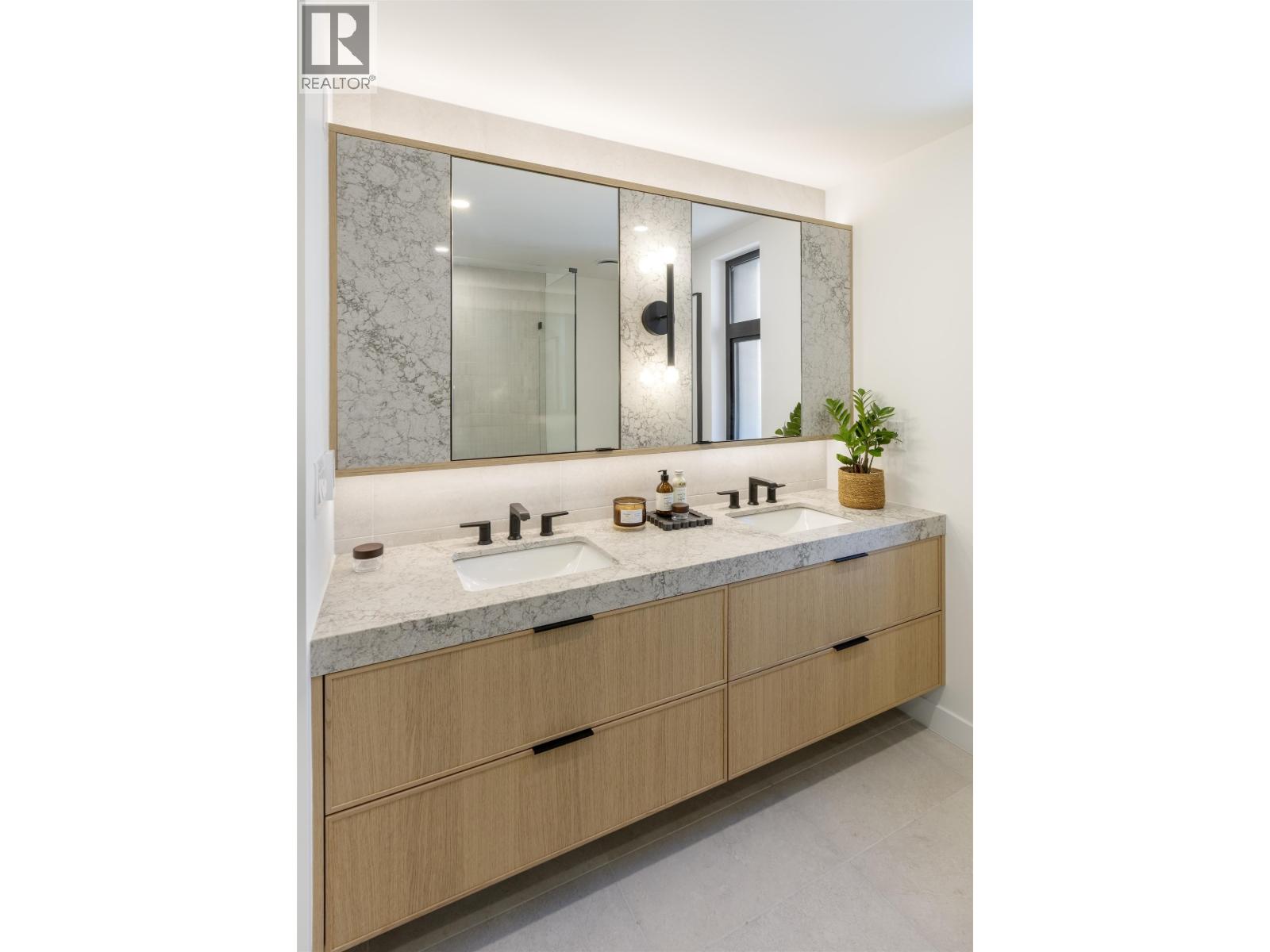 Photo of 160 5399 OAK STREET 26