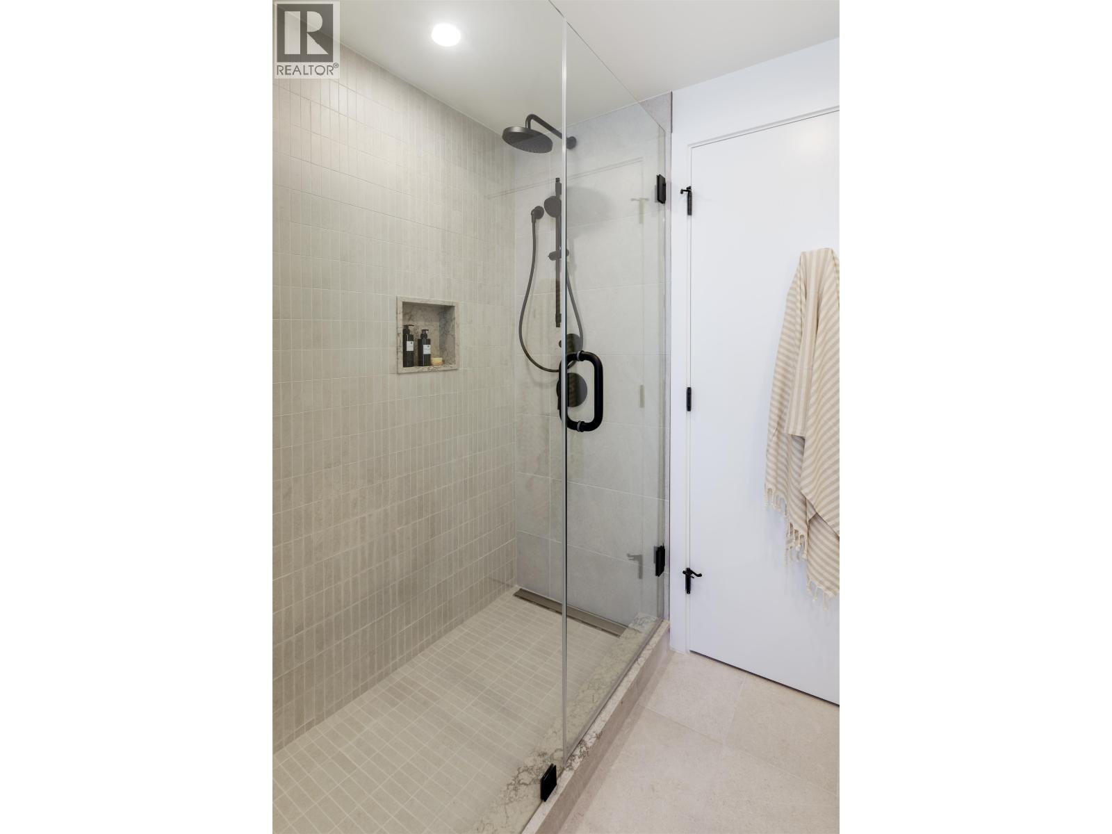 Photo of 160 5399 OAK STREET 27