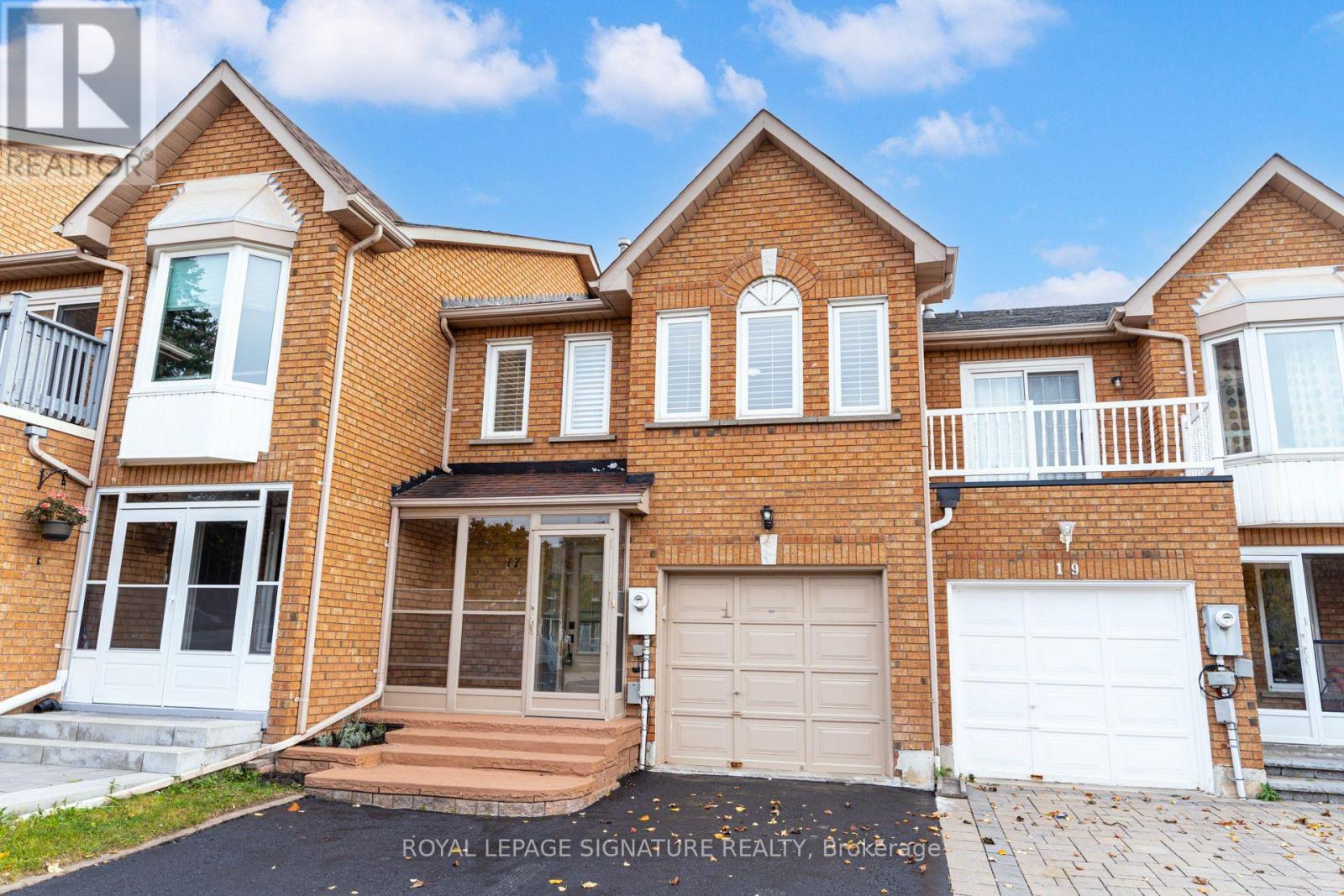 17 Thames Court, Richmond Hill, ON photo 2