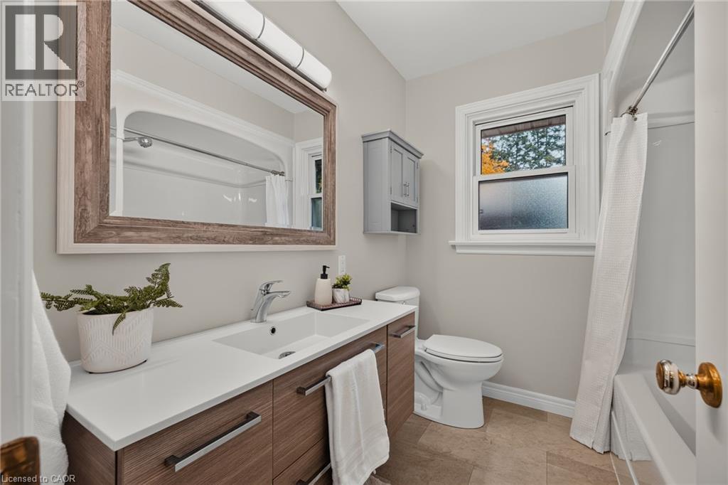 205 MCKENZIE Street E - 19