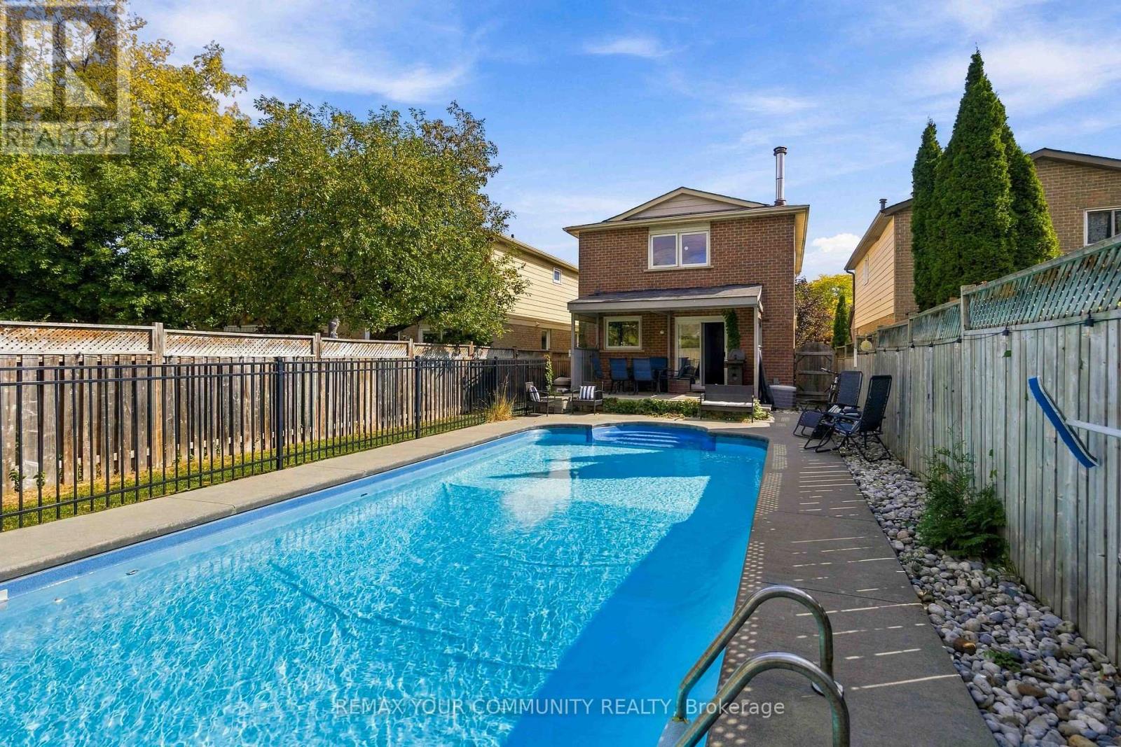 7013 Hickling Crescent — photo 33