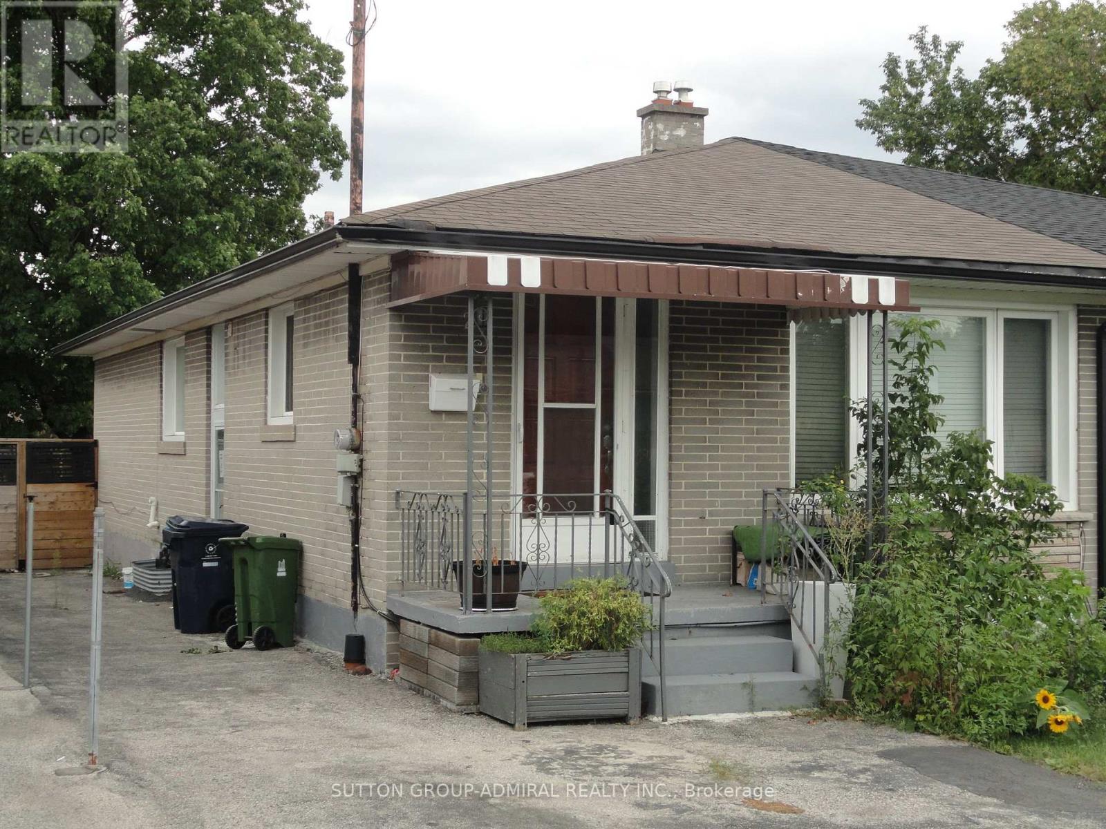 23 Chalkfarm Dr Drive, Toronto, ON photo 2
