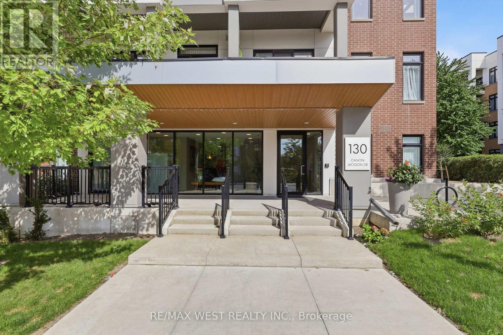 302- 130 Canon Jackson Drive, Toronto, ON photo 2