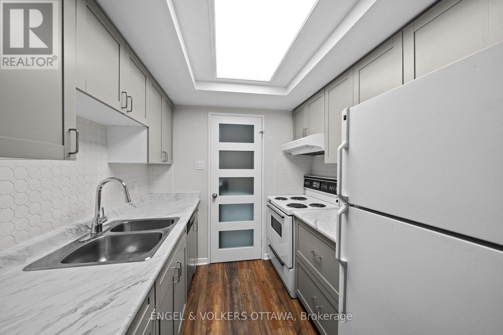 45 Holland Avenue — photo 18