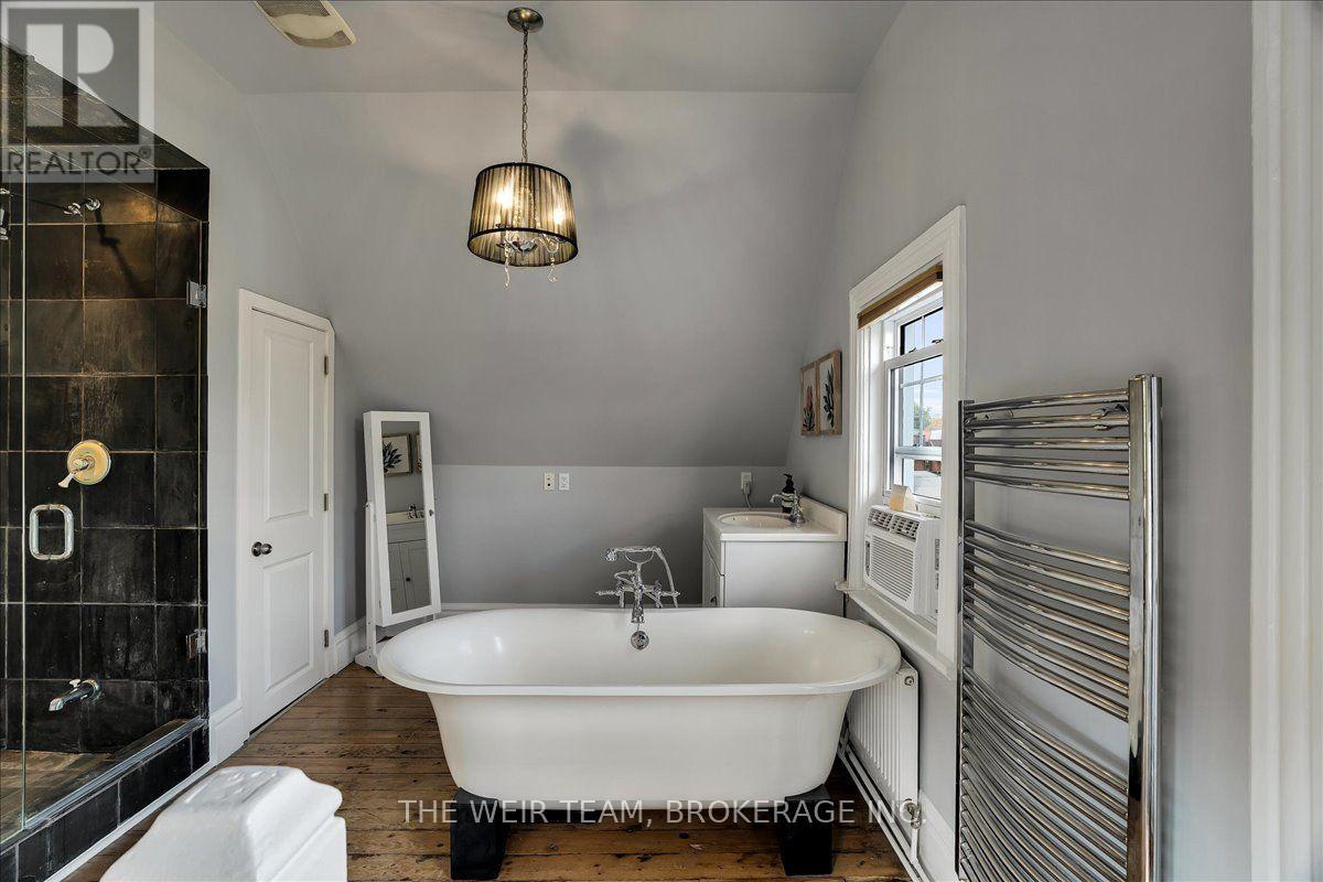 1394 Queen Street East, Toronto, ON photo 21