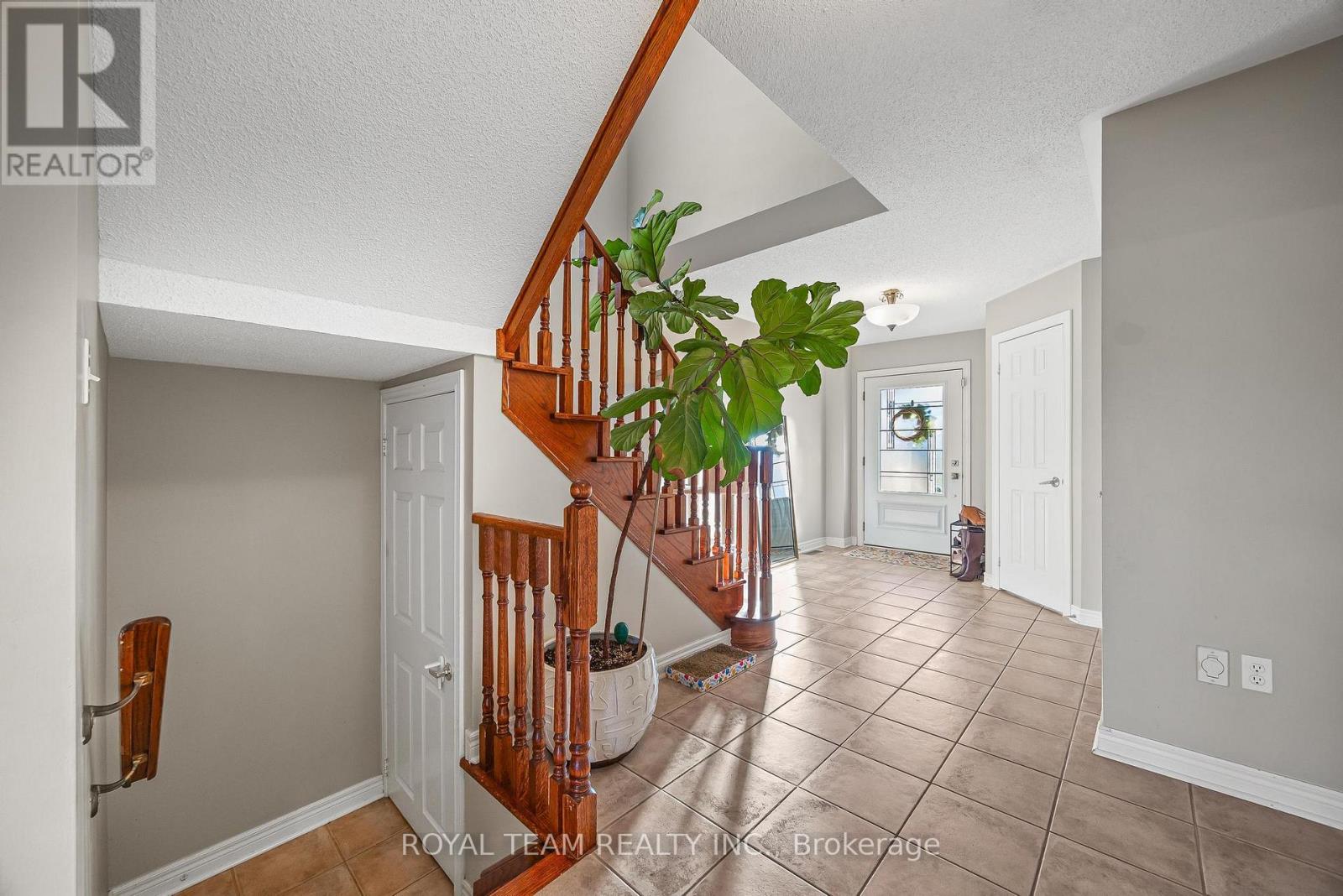 40 Emily Carr Crescent — photo 14
