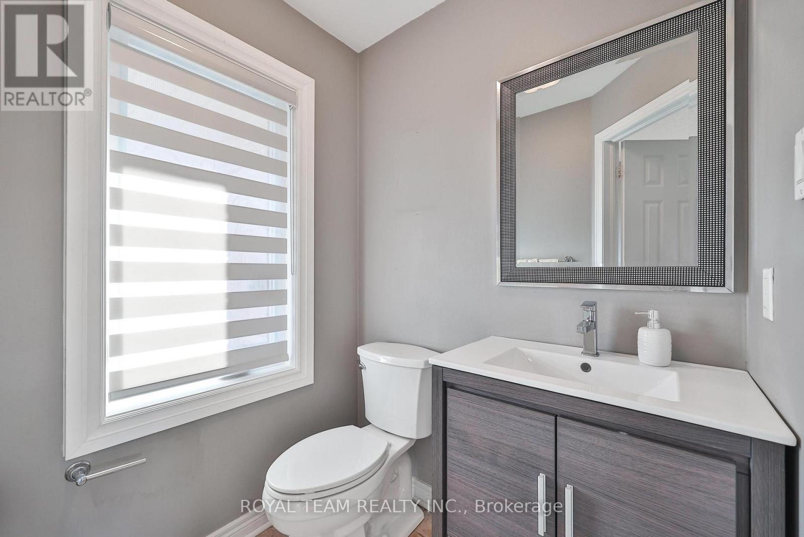 40 Emily Carr Crescent — photo 15