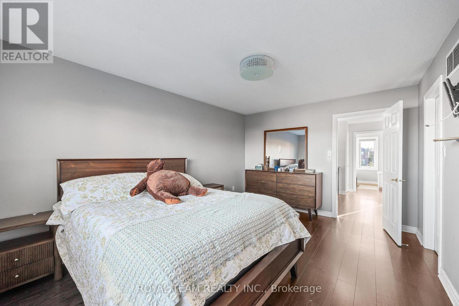 40 Emily Carr Crescent — photo 17