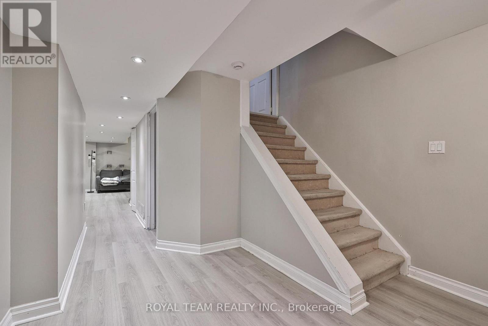 40 Emily Carr Crescent — photo 27