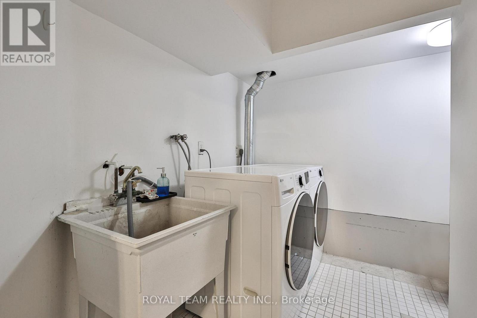 40 Emily Carr Crescent — photo 28