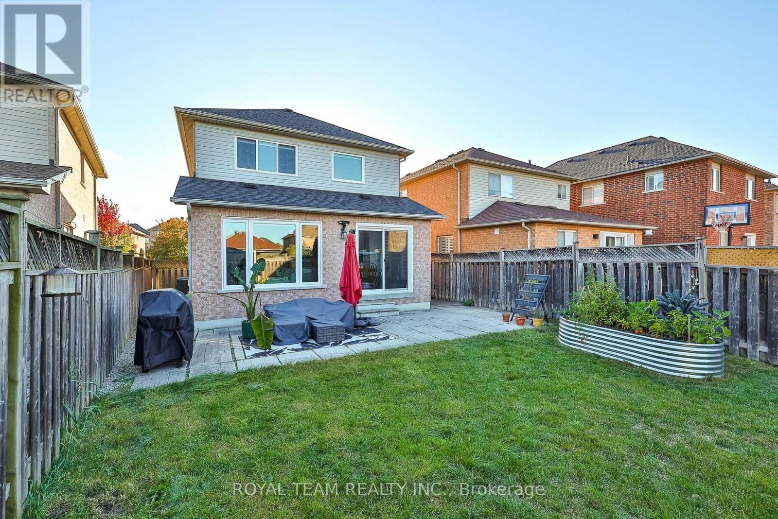 40 Emily Carr Crescent — photo 32
