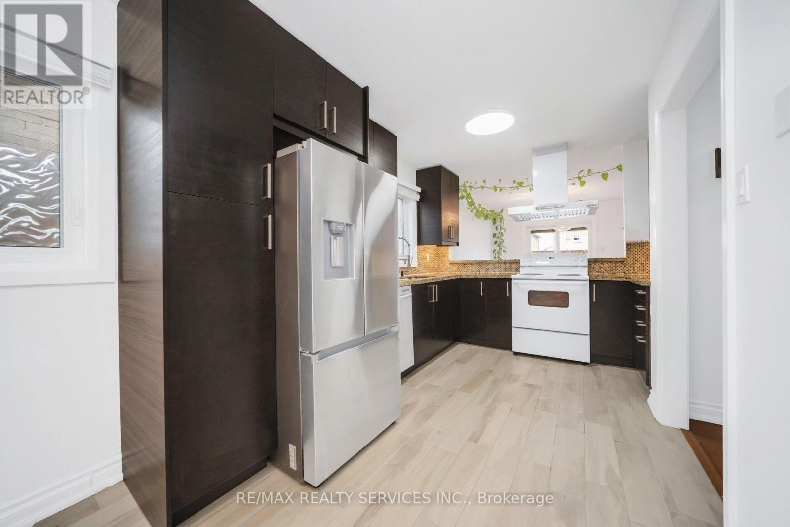 19 Wayne Nicol Drive, Brampton, ON photo 11