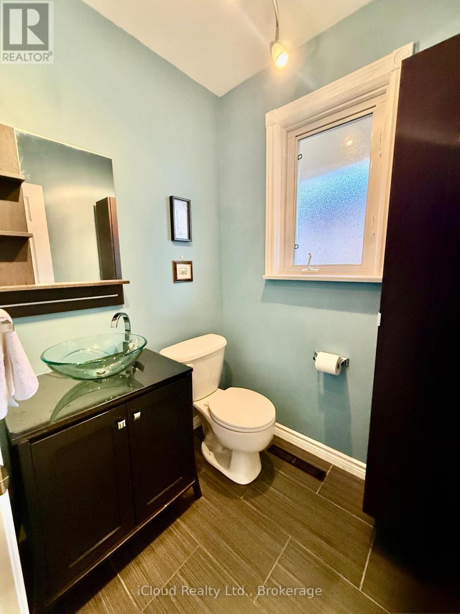 75 Walwyn Avenue, Toronto, ON photo 14