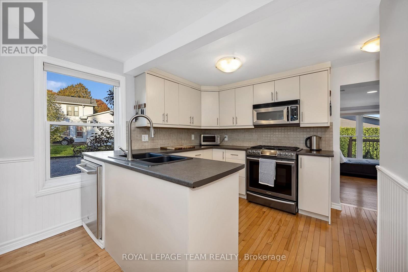 410 Clothier Street West — photo 12