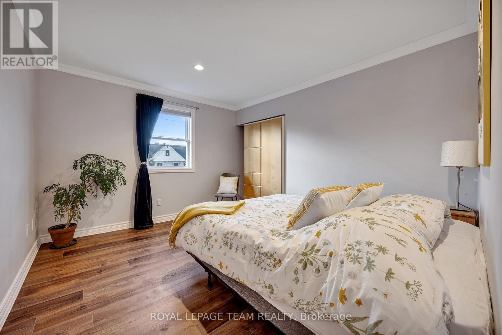 410 Clothier Street West — photo 28