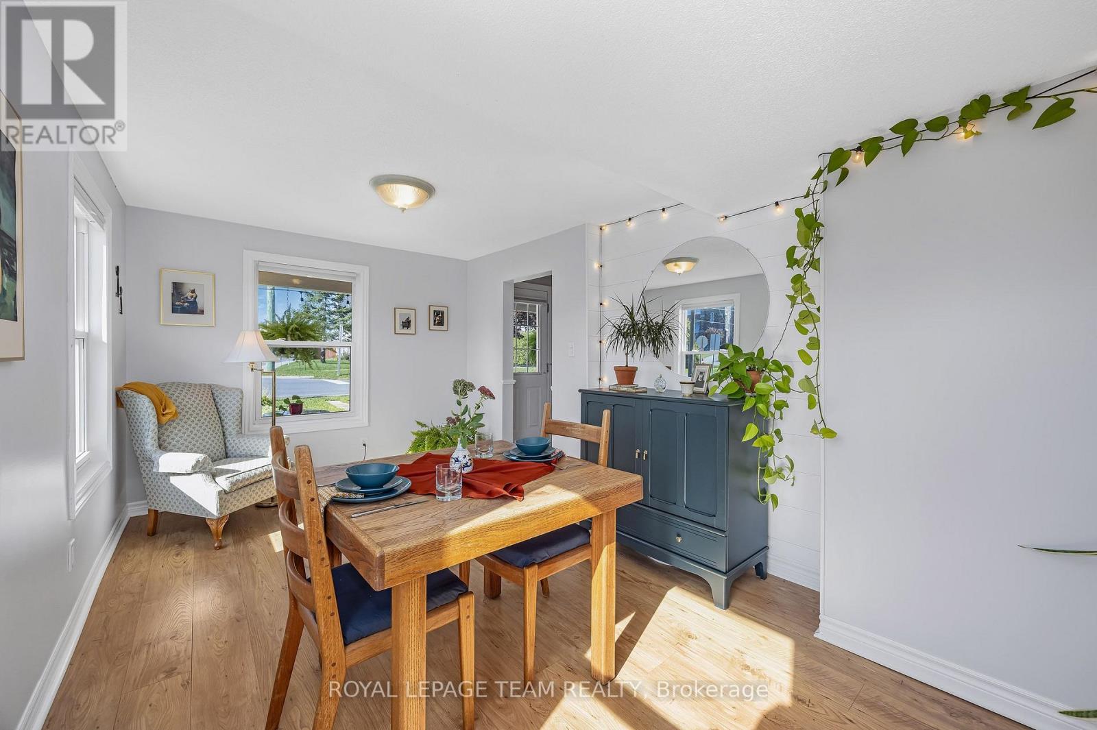 410 Clothier Street West — photo 8