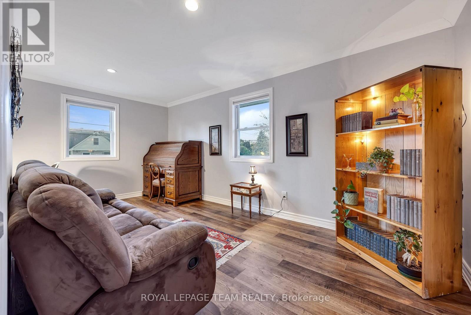 410 Clothier Street West — photo 30