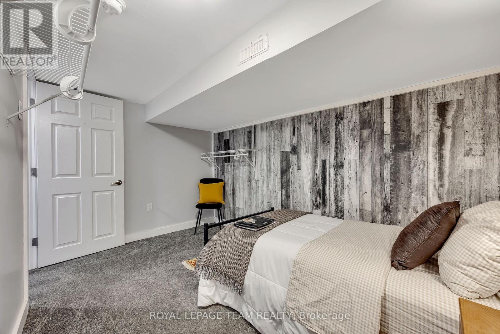 410 Clothier Street West — photo 34
