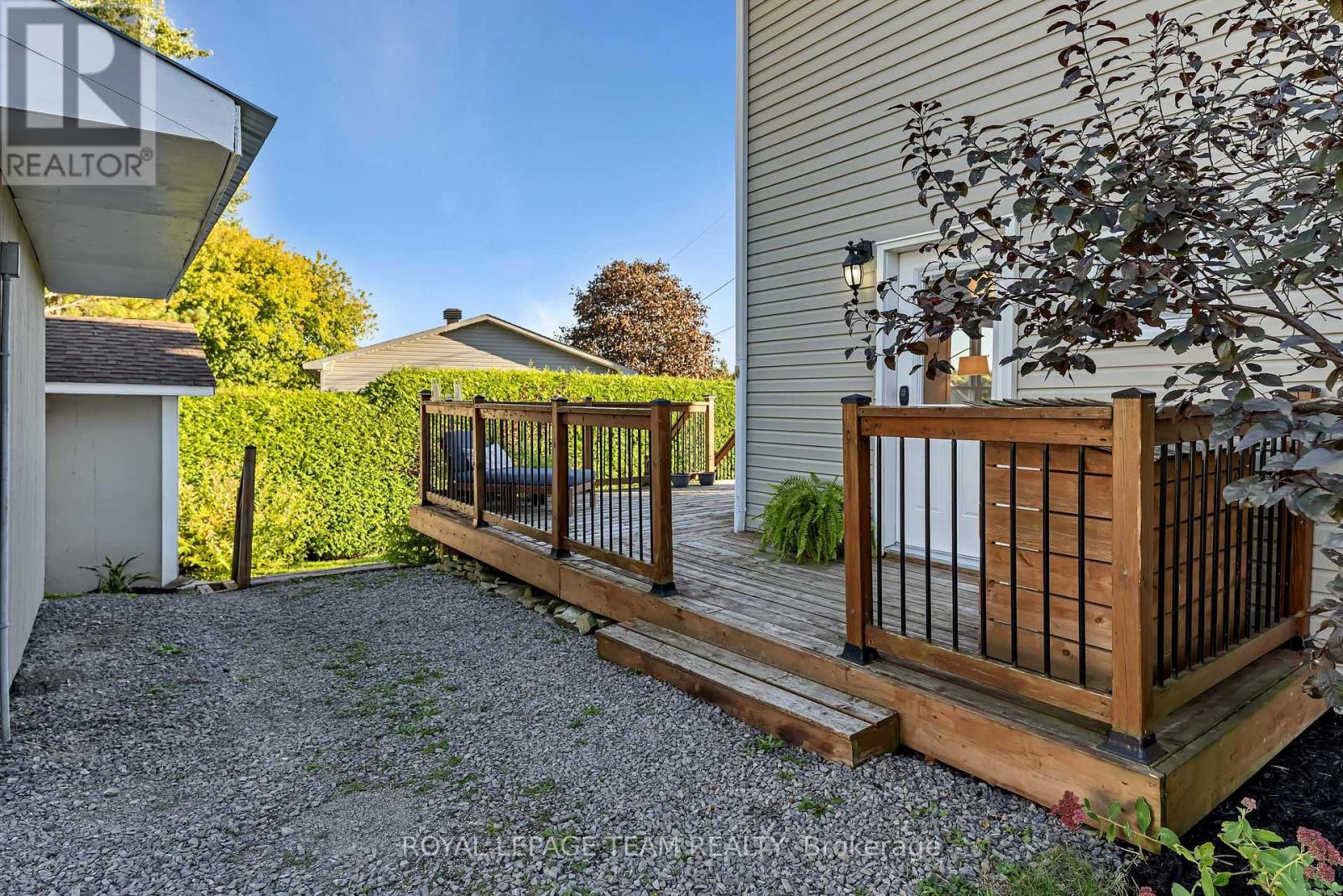 410 Clothier Street West — photo 36