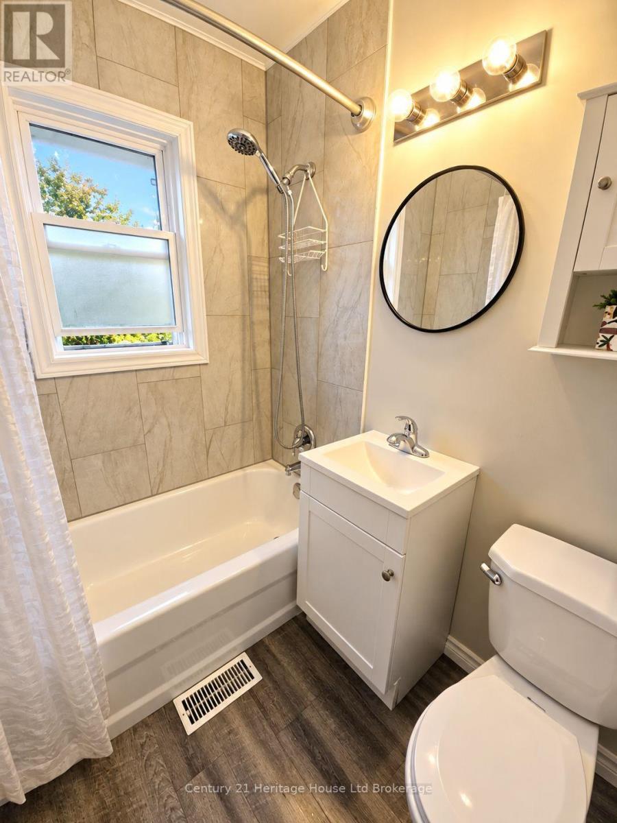 821 WILTON CRESCENT - 10