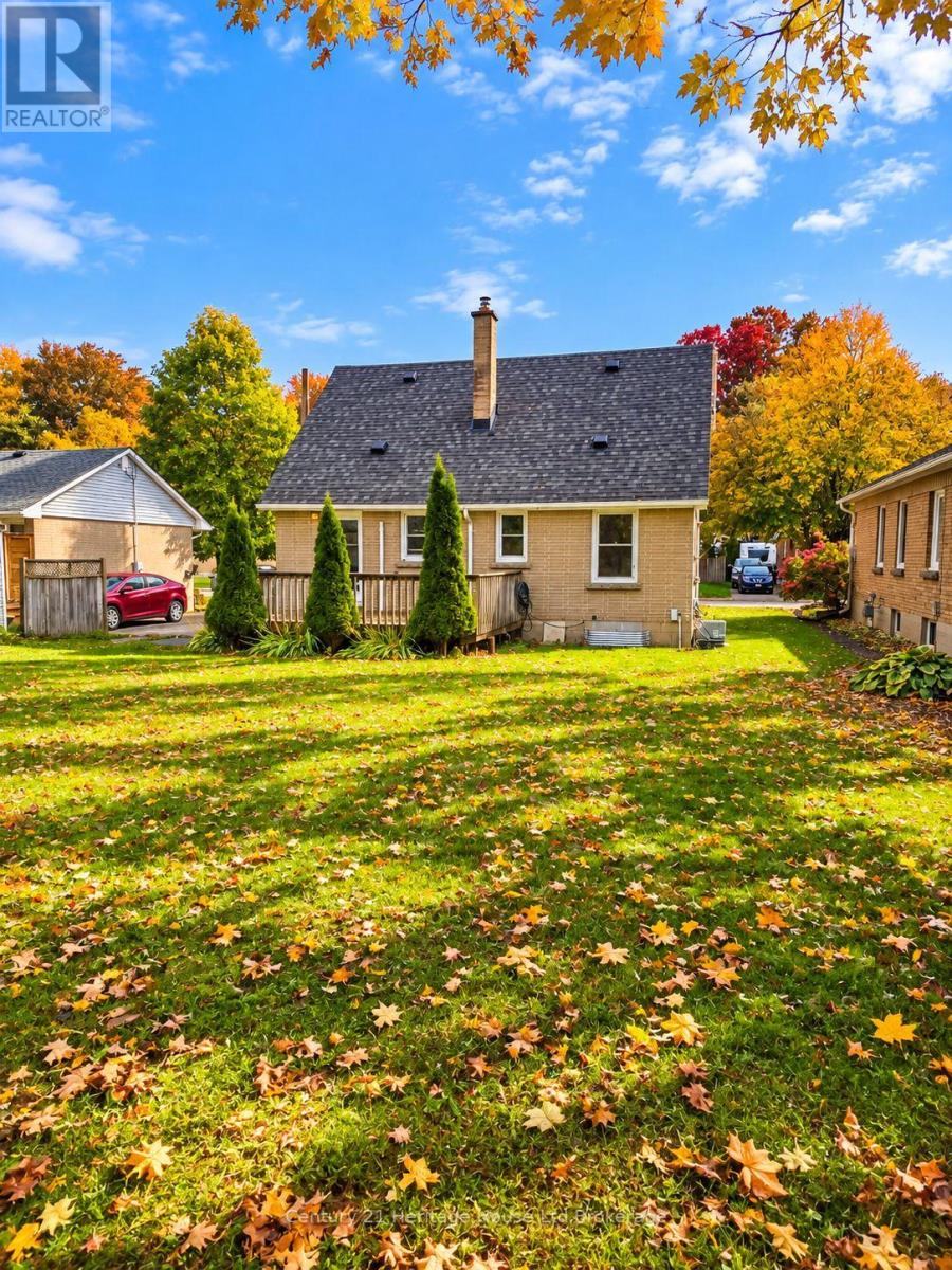 821 WILTON CRESCENT - 33