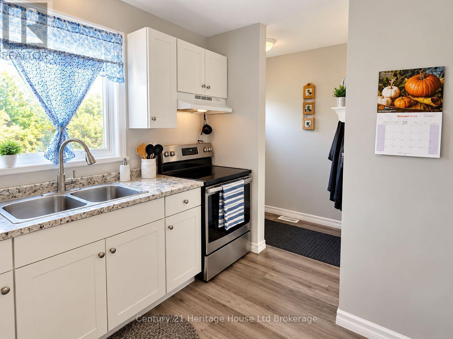 #17 133 BAY STREET - 3