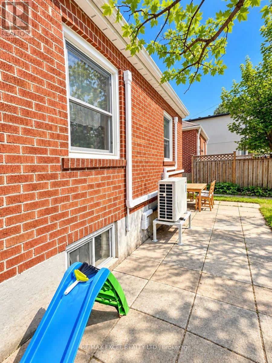11 HUTTON AVENUE - 18