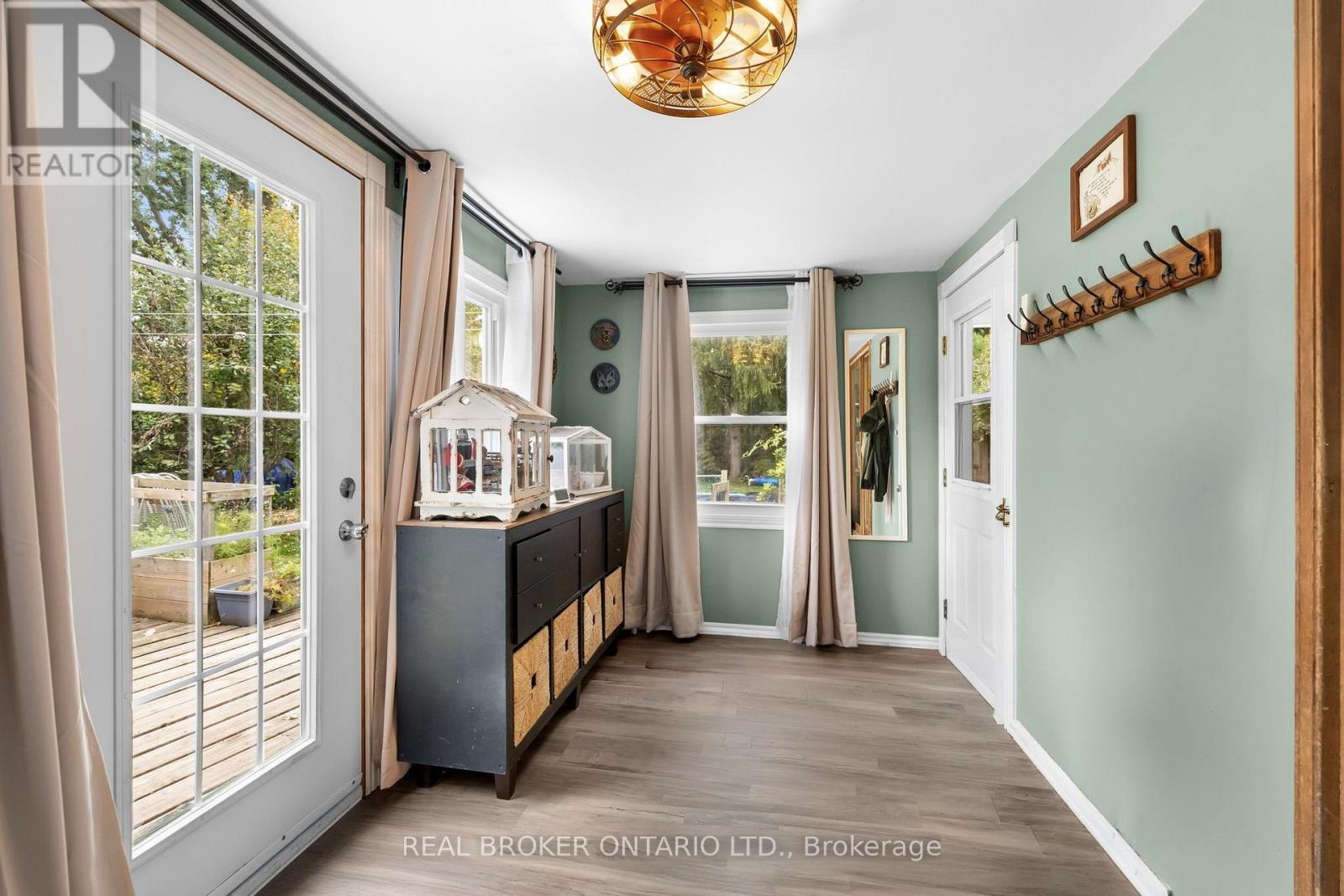 23 LOUISE CRESCENT - 13