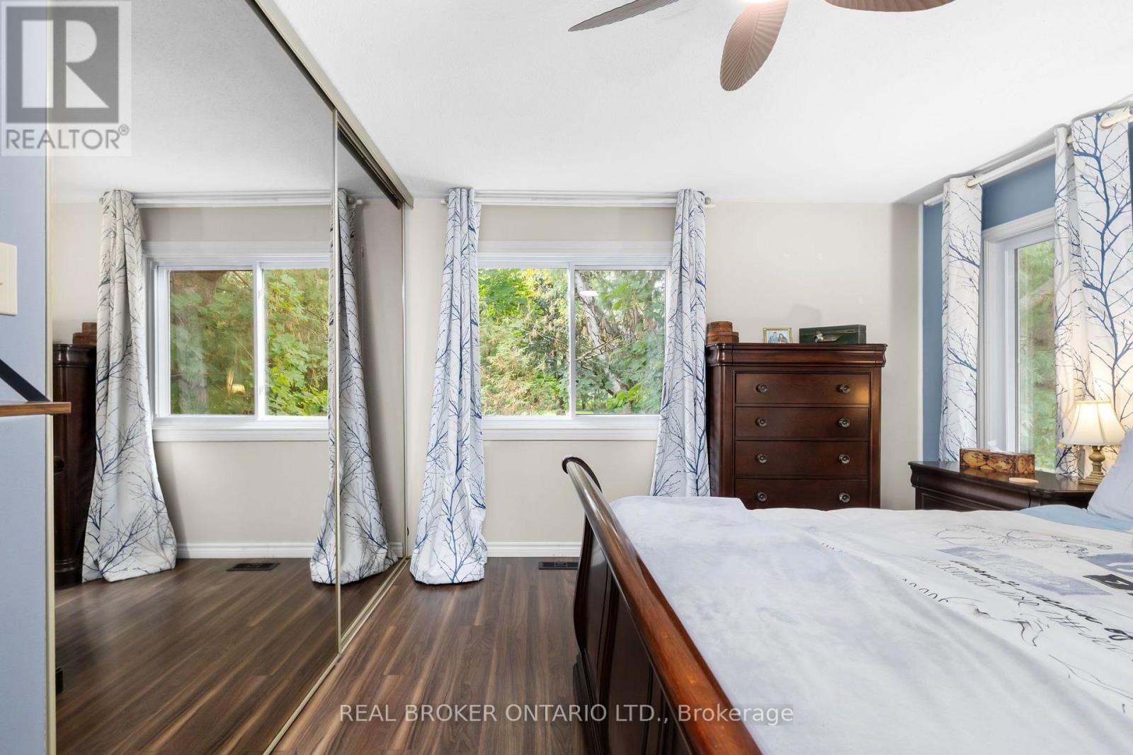 23 Louise Crescent — photo 16