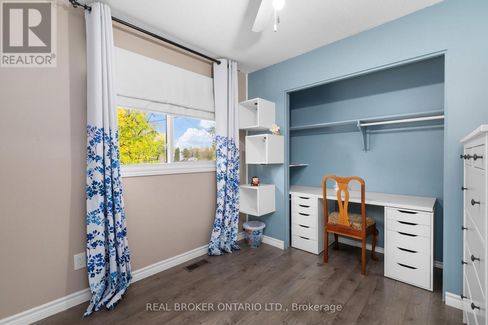 23 Louise Crescent — photo 20