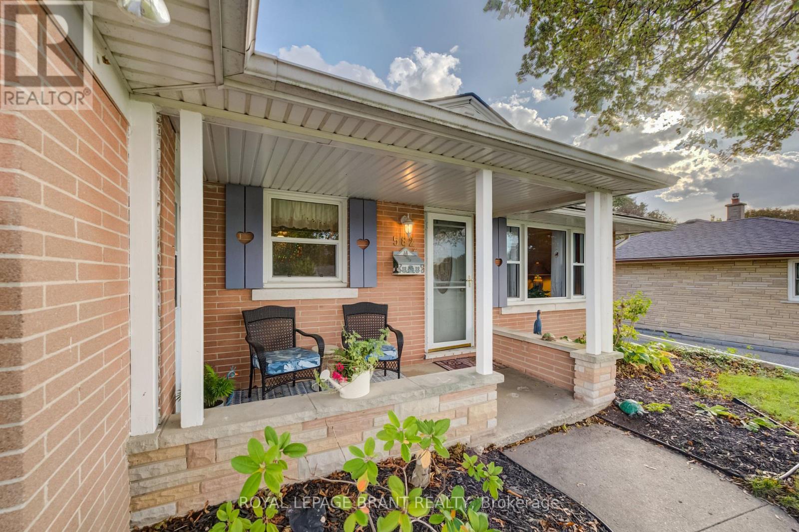 582 GRAND VALLEY DRIVE — photo 2