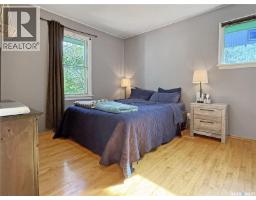 Enclosed porch - 660 3rd Avenue Ne, Swift Current, SK S9H2H5 Photo 6