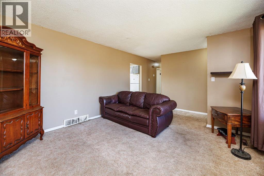 Listing photo – 5015 46 Street, Innisfail