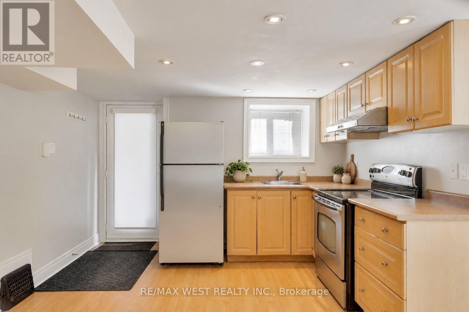 81 Chelsea Avenue — photo 31
